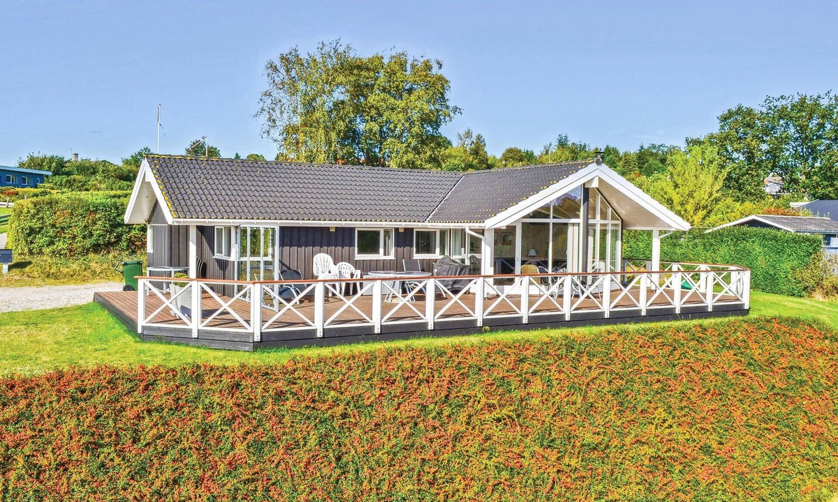 Handrup Strand House | Awesome home in Ebeltoft with house sea view