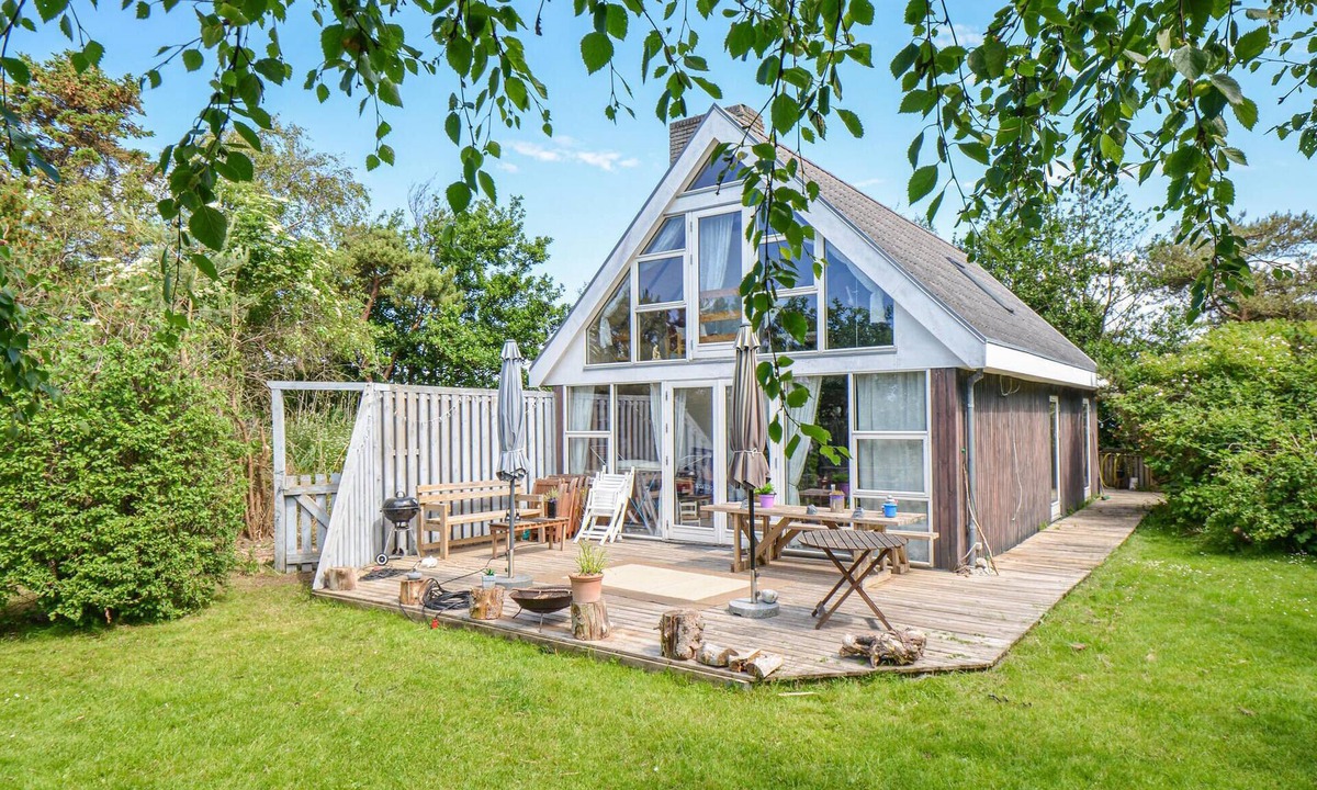 Øer Strand House | Awesome home in Ebeltoft with kitchen