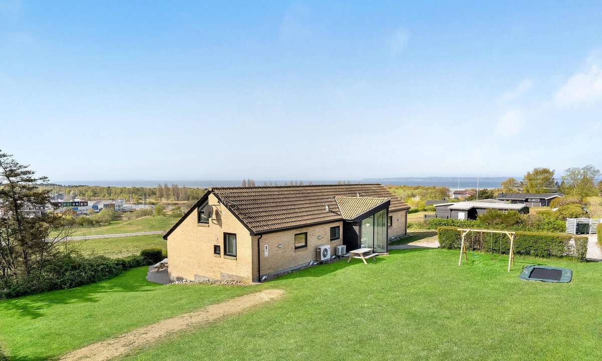 Øer Strand House | Awesome home in Ebeltoft with kitchen