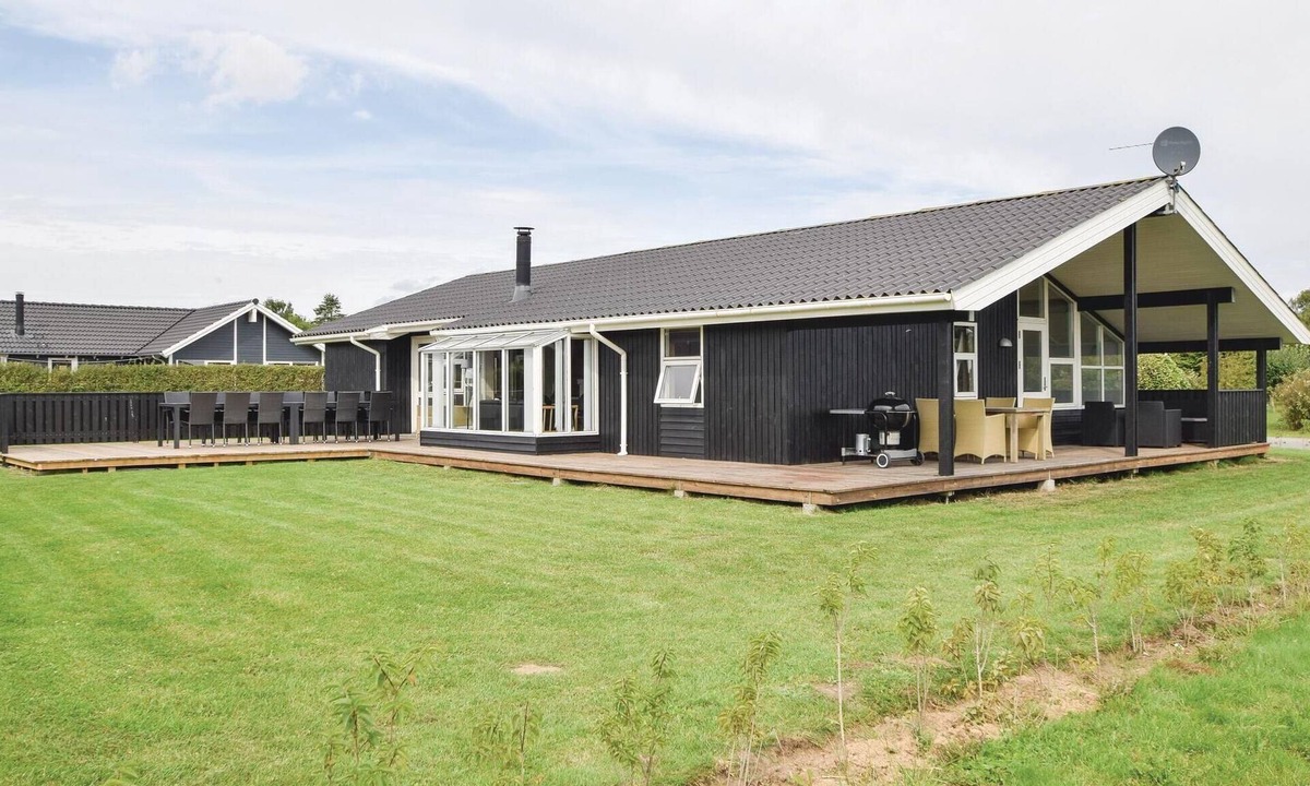 Pøt Strandby House | Awesome home in Juelsminde with kitchen