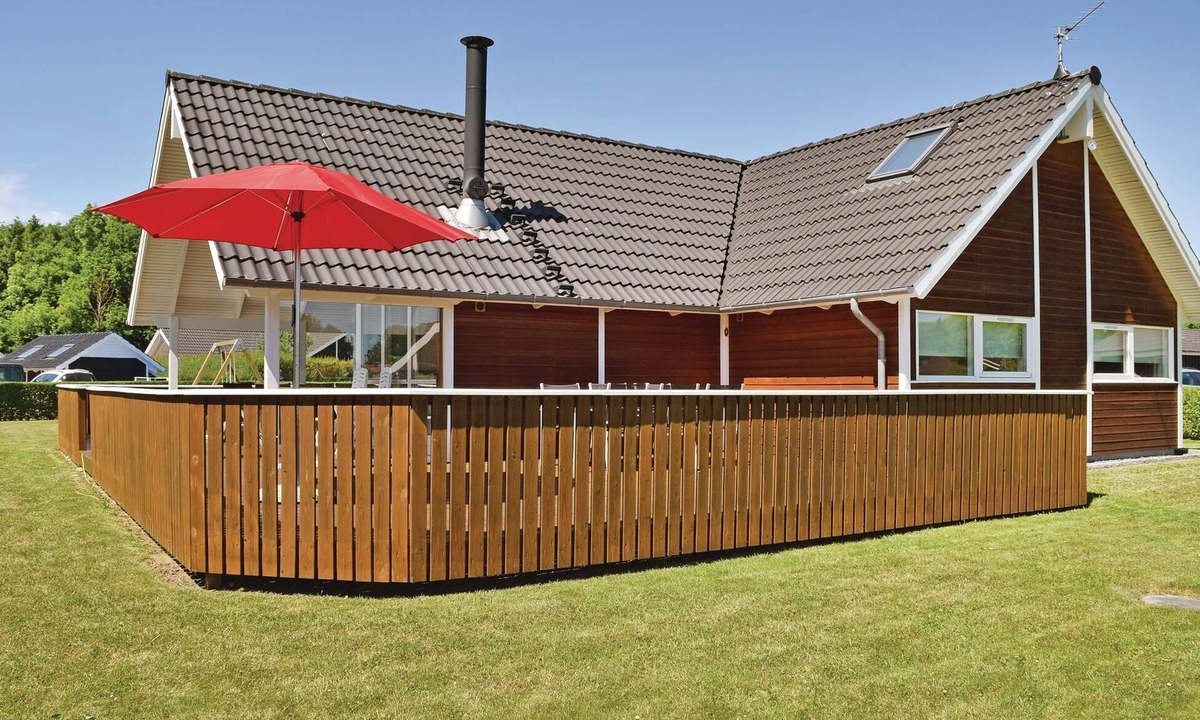 Pøt Strandby House | Awesome home in Juelsminde with kitchen