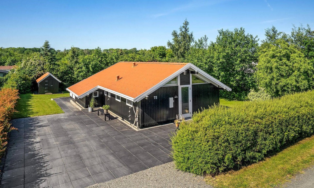 Pøt Strandby House | Awesome home in Juelsminde with kitchen