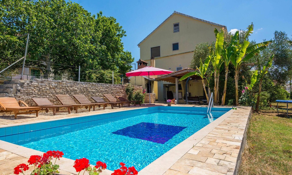 Kozino House | Awesome home in Kozino