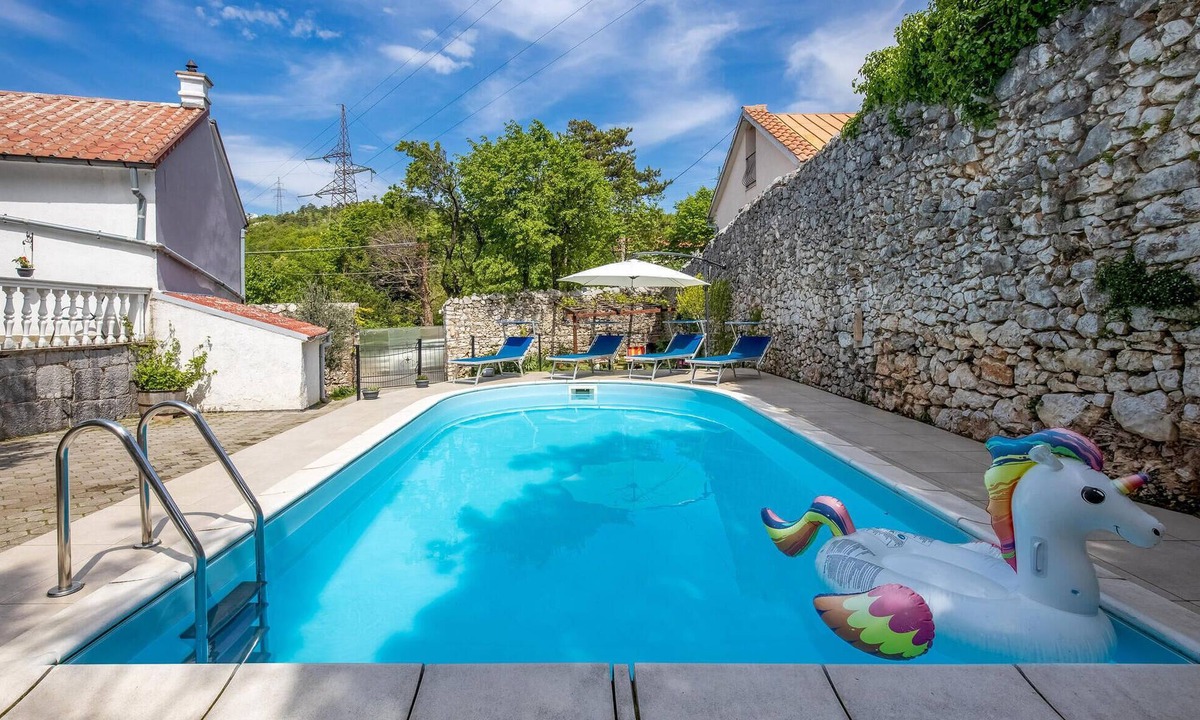Praputnjak House | Awesome home in Krasica