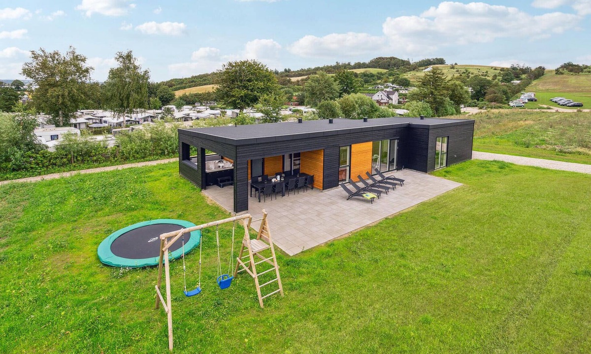 Hjarbæk House | Awesome home in Løgstrup with kitchen