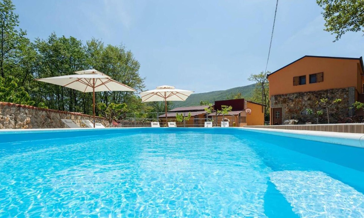 Vrlika House | Awesome home in Maovice with sauna