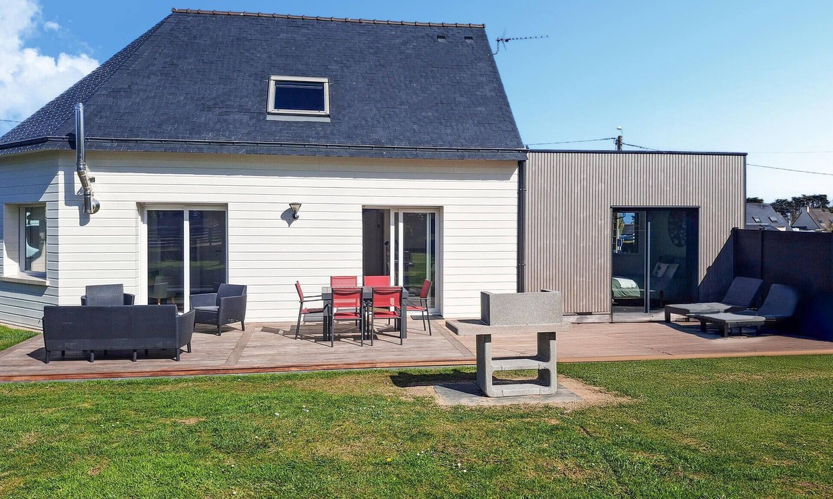 Ploudalmezeau House | Awesome home in Ploudalmézeau with WiFi