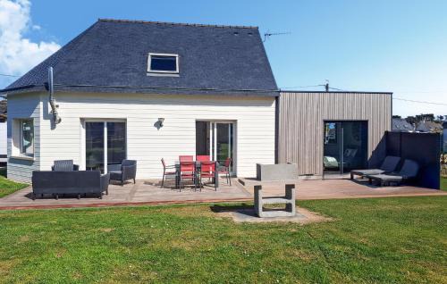 Ploudalmezeau House | Awesome Home In Ploudalmézeau With Wifi