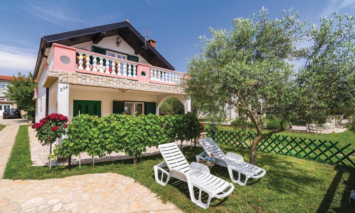 Privlaka House | Awesome home in Privlaka with WiFi