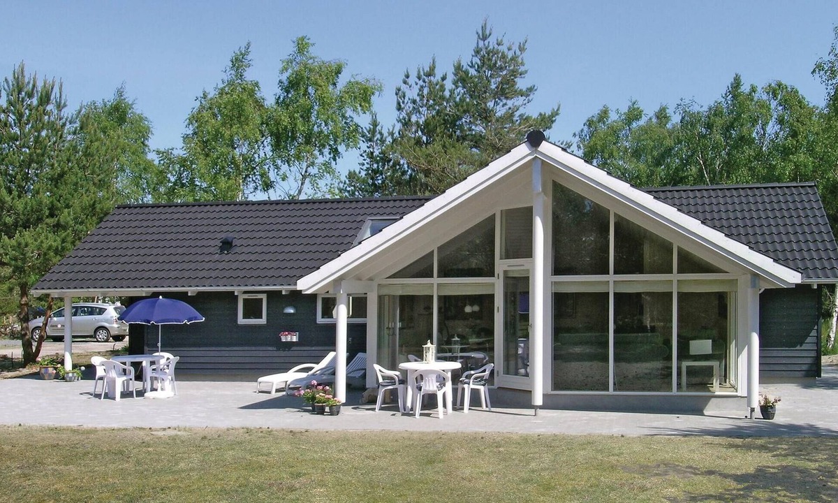 Marielyst House | Awesome home in Væggerløse with sauna