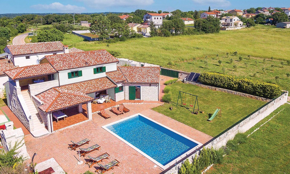 Valtura House | Awesome home in Valtura