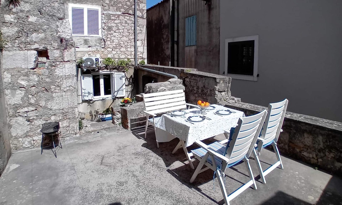 Veli Iz House | Awesome home in Veli Iz with WiFi