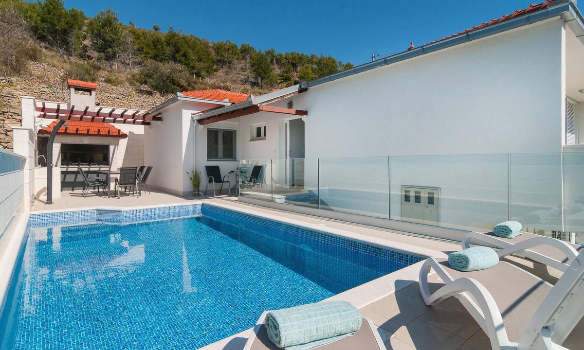 Zrnovnica House | Awesome home in Zrnovnica