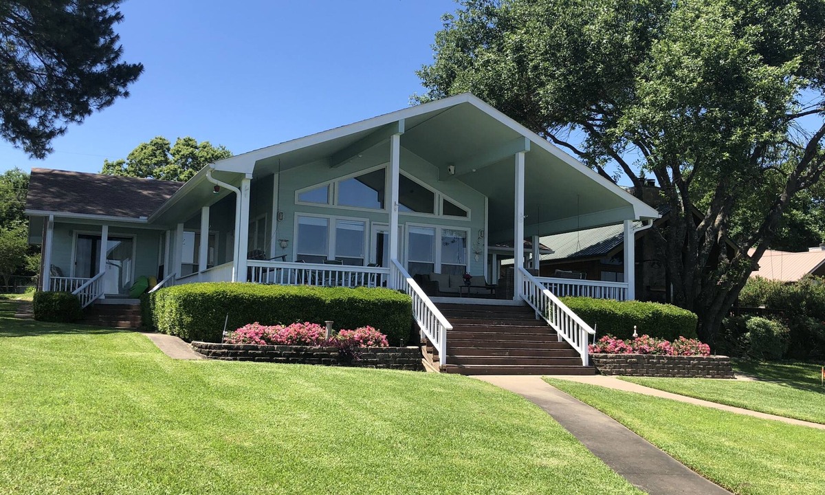 Enchanted Oaks House | Awesome LAKE front cottage offers relaxation and fun! Great for Families!