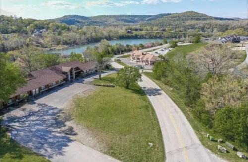 Holiday Island House | Awesome Lakehouse Unit at the Holiday Island Lodge
