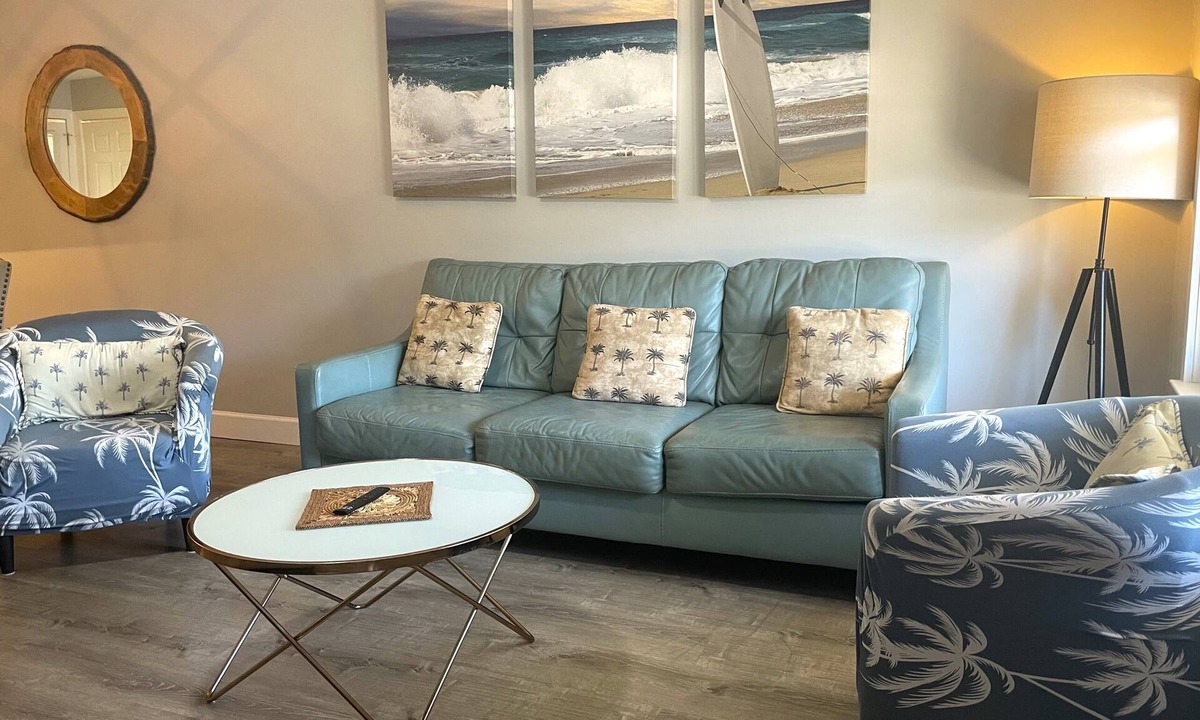 Fort Bay House | Awesome Location ~ Walk to the Beach ~ Cool Surf Theme - Affordable