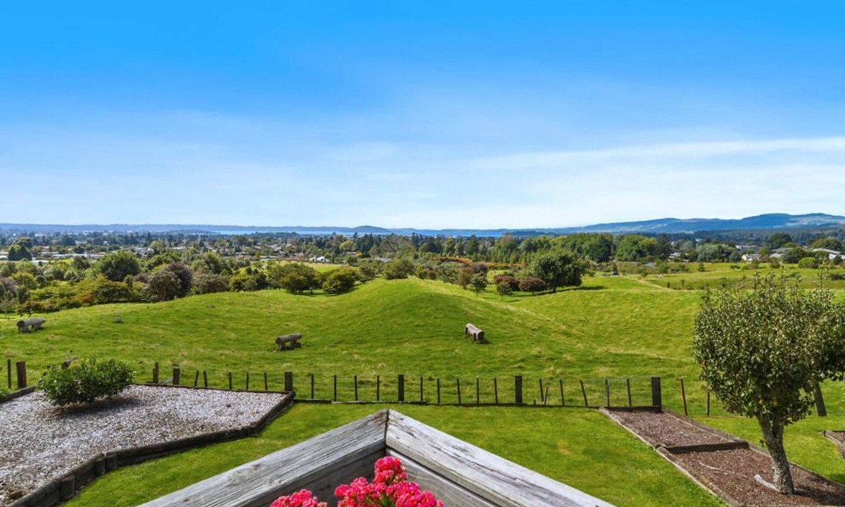 Rotorua House | Aww Sheep-Uninterrupted Panoramic View with Spa