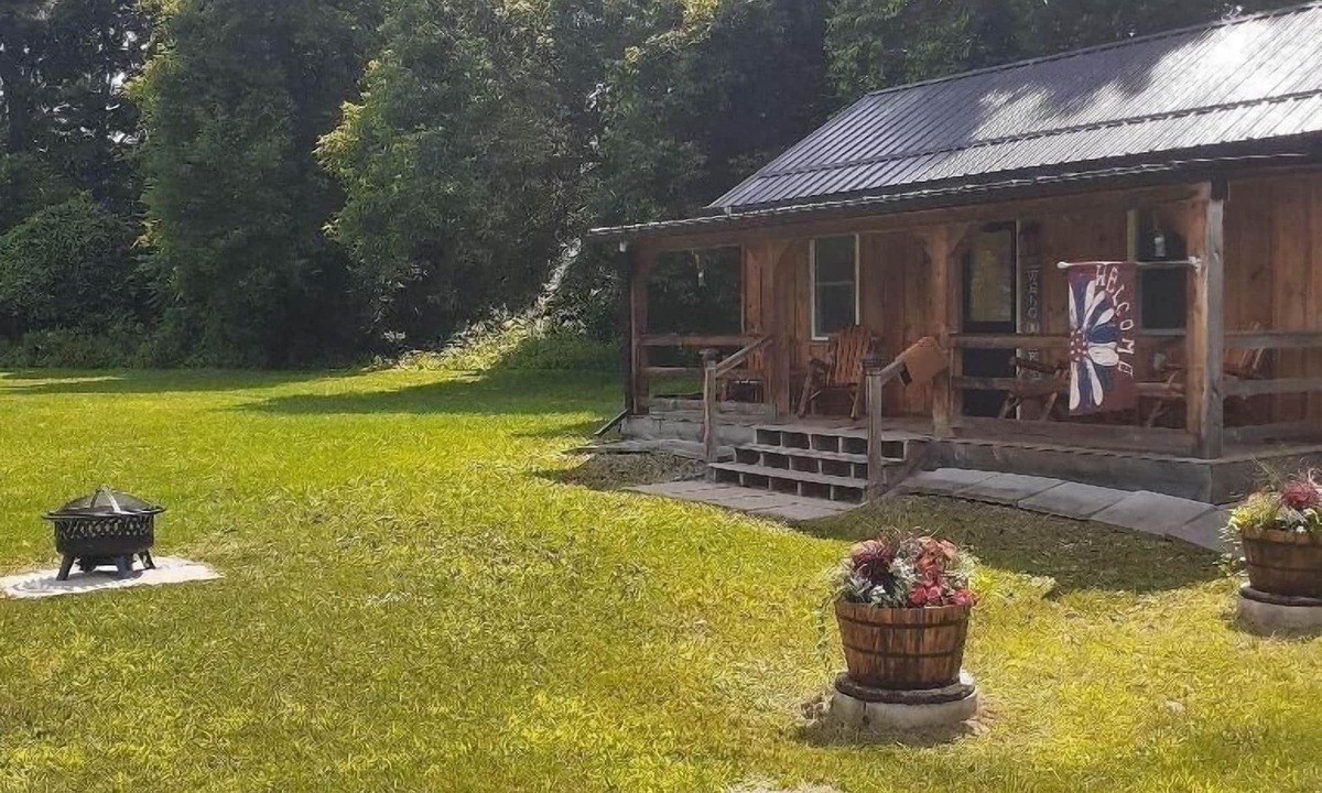 Painted Post Cabin | Ayers' Acres ~ Cabin 4, cozy near Corning-Watkins Glen-Finger Lakes sleeps 4