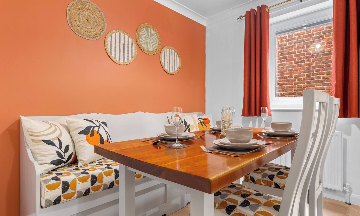 Syon Apartment | Azalea Apartment: Home comforts by the river