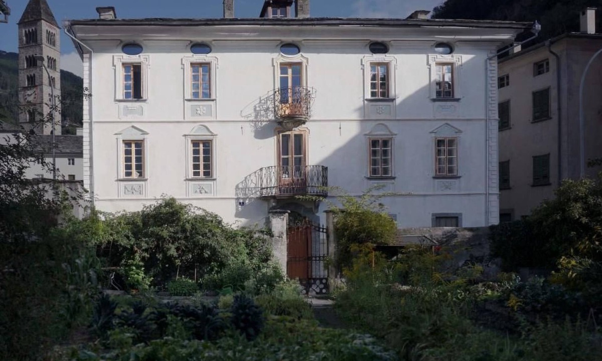 Poschiavo House | Bündner Zuckerbäckerpalazzo unter Denkmalschutz by Interhome