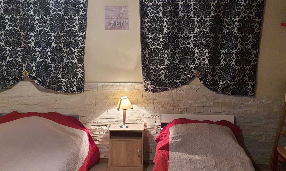 Target House | B&B room sings crystal