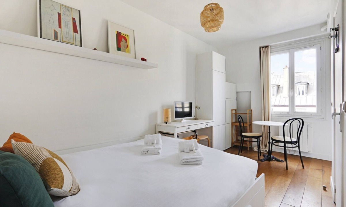 Saint-Vincent-de-Paul Apartment | B Canal St Martin Lovely Room