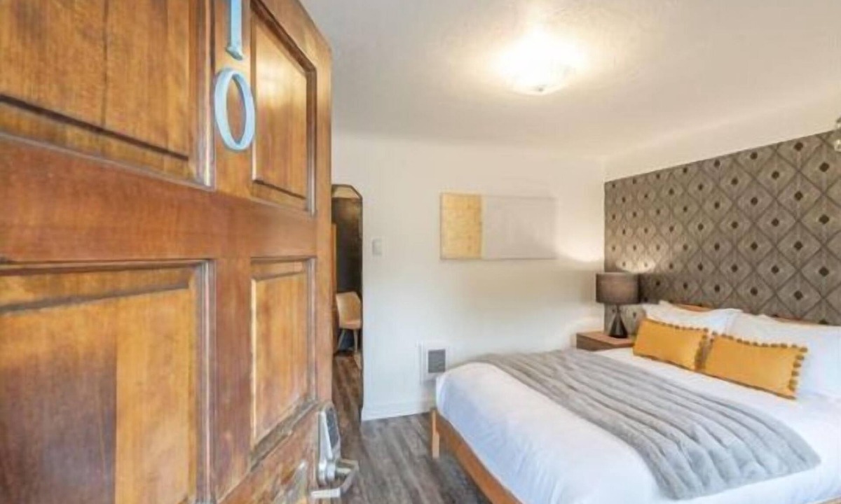 Bandon Hotel | B. Deco Queen bed with twin daybed