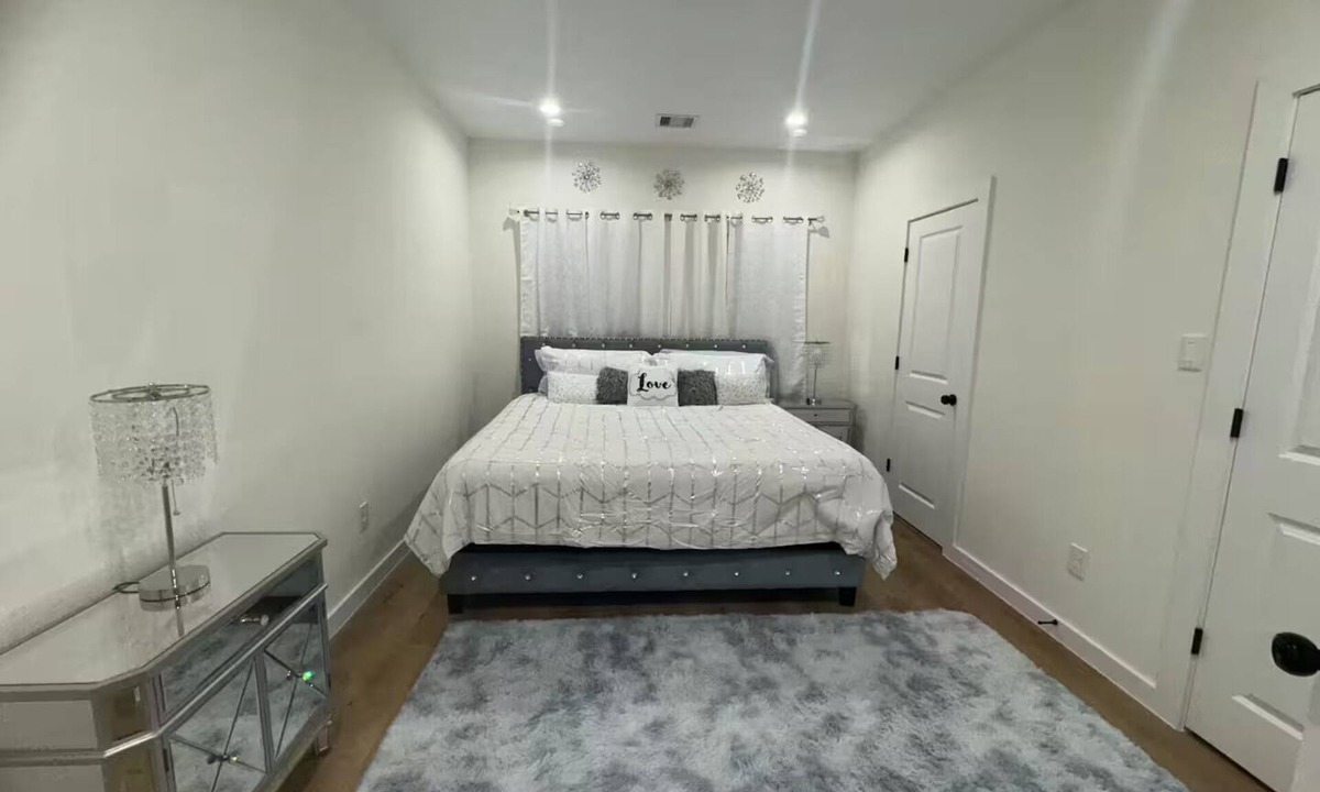 Northeast Houston House | B Houston Haven right in the heart of it!