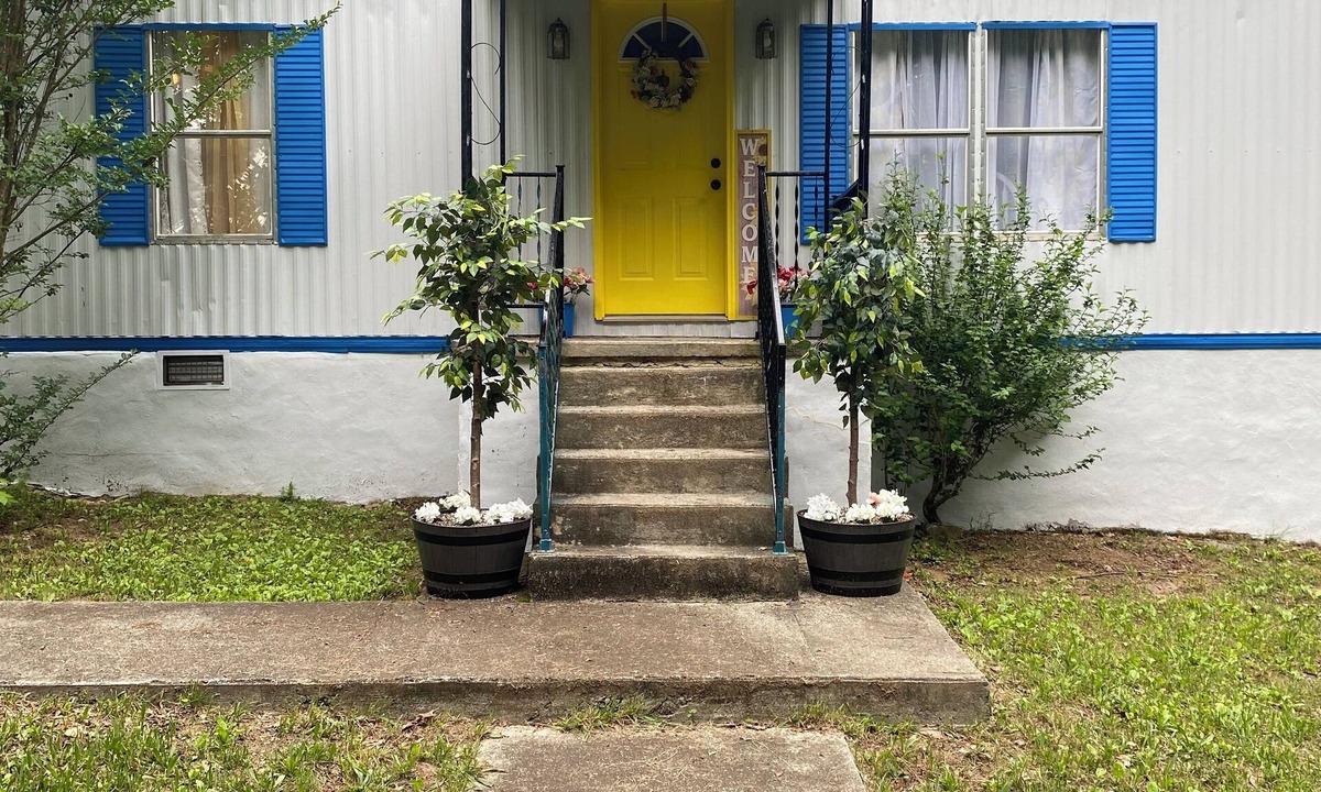 Red House House | B R Guest BNB