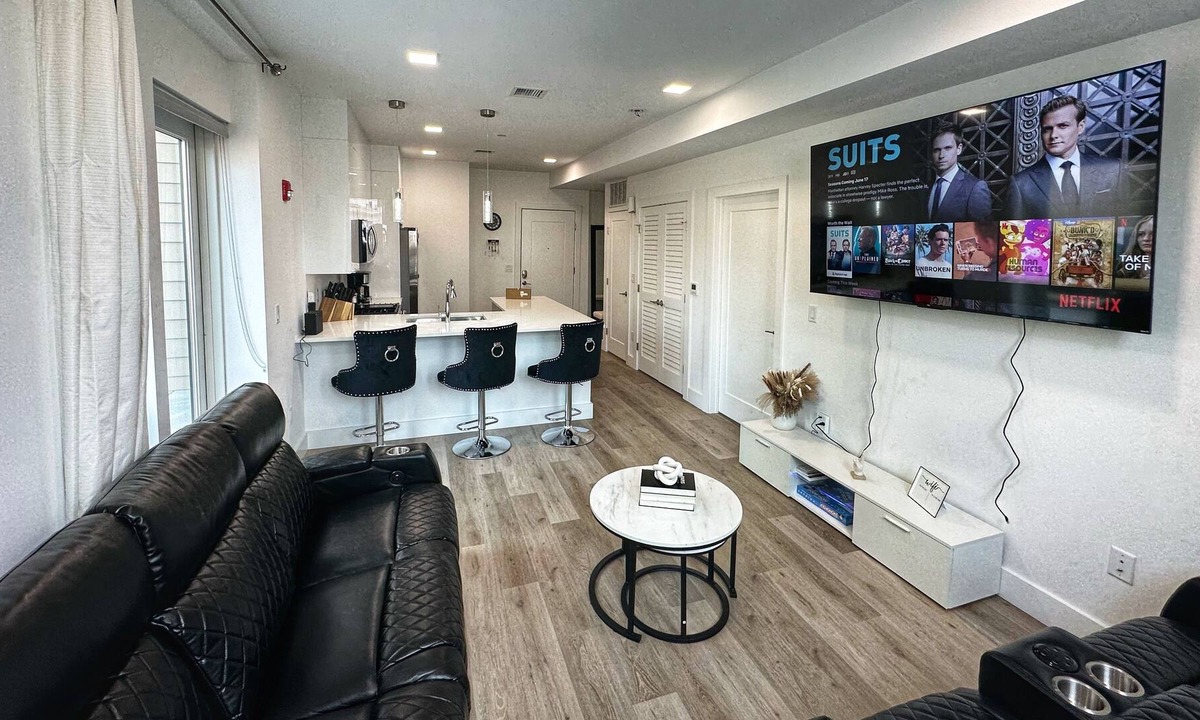 Guttenberg Apartment | B&W PARADISE