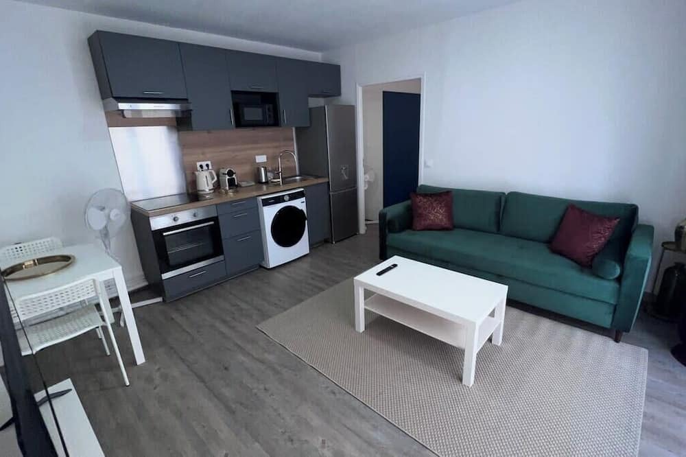 Bondy Apartment | B11 - Gare, Paris, Disney au calme by Villa Dengous