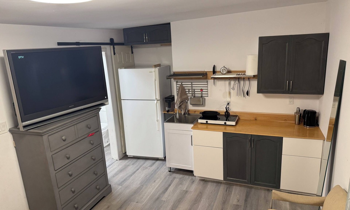 Vanier Apartment | Bachelor suite-Steps away from Beechwood Village. Pet friendly!