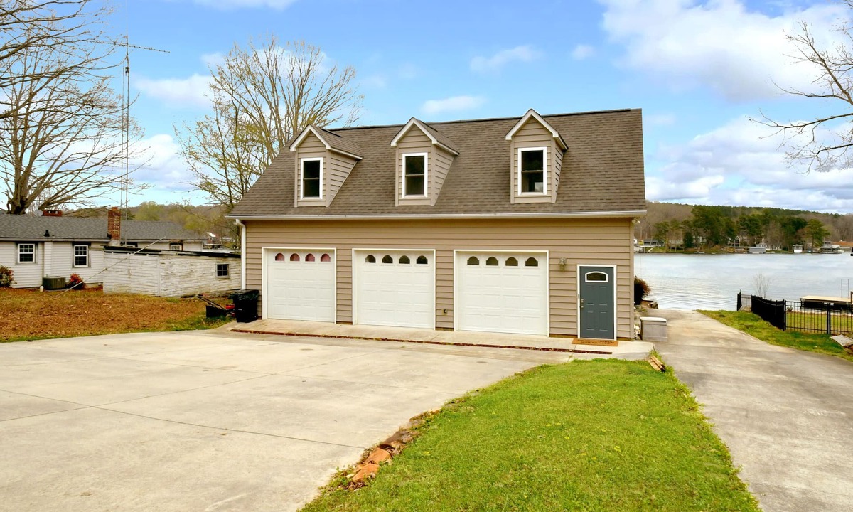 New London House | Back Dat Boat Up Lakehouse