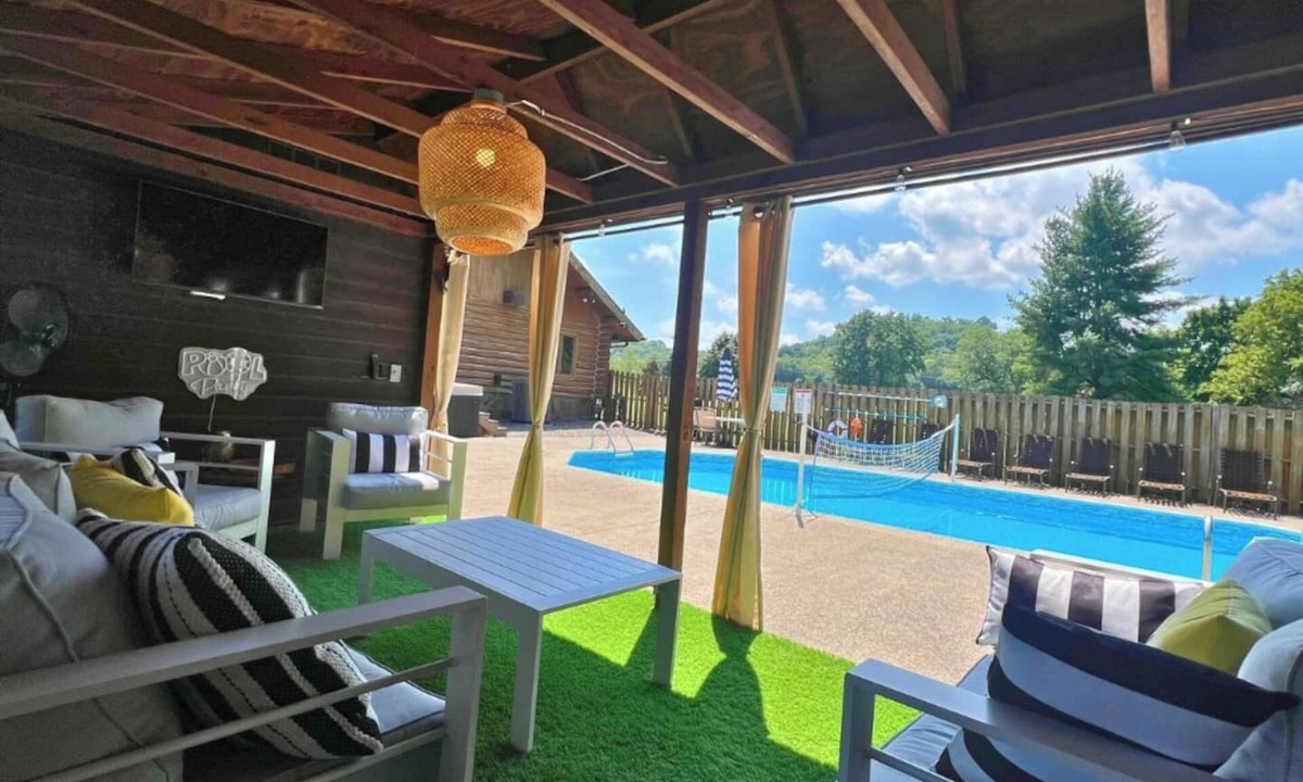 Whites Creek House | Back Porch Lodge on 5 Acres! Pool, Hot Tub, Creek!