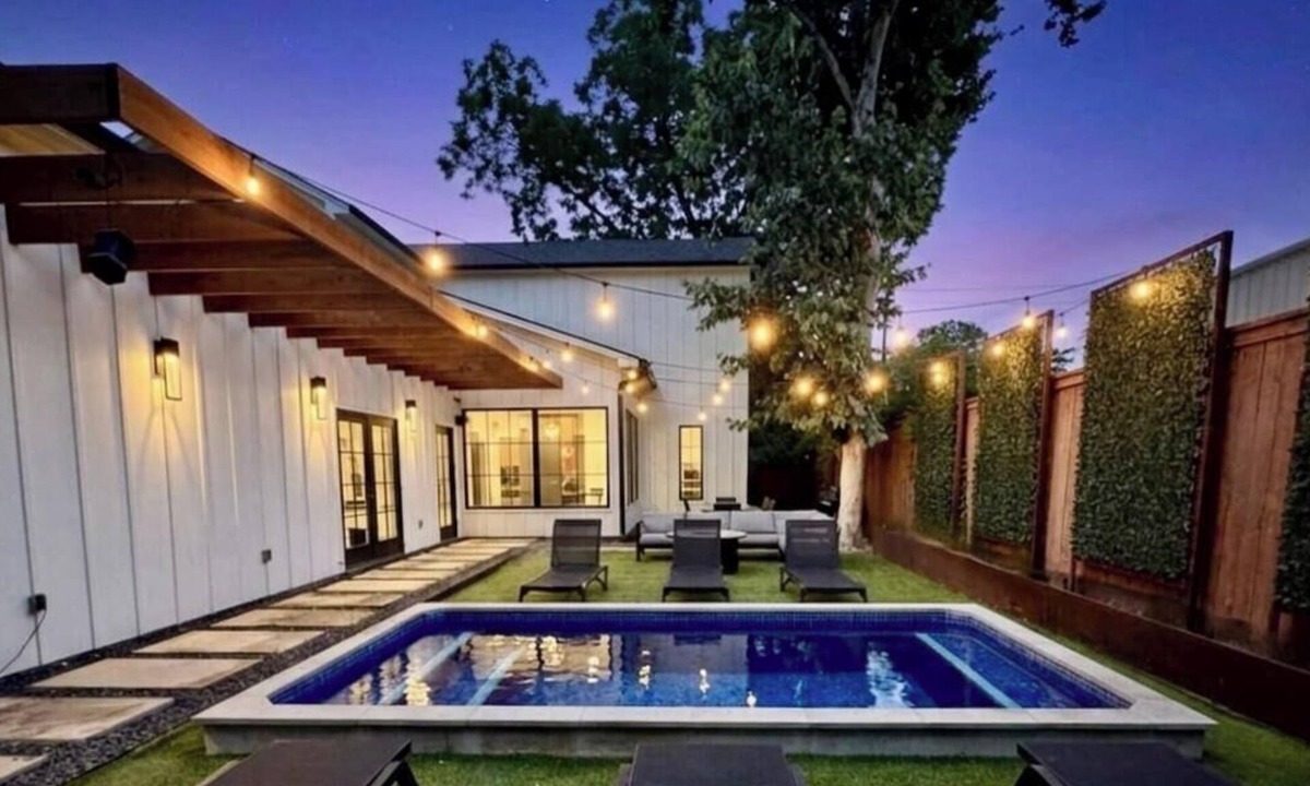 East Cesar Chavez House | Backyard Oasis + Private Pool + Walk to Downtown - Eastside Oasis!