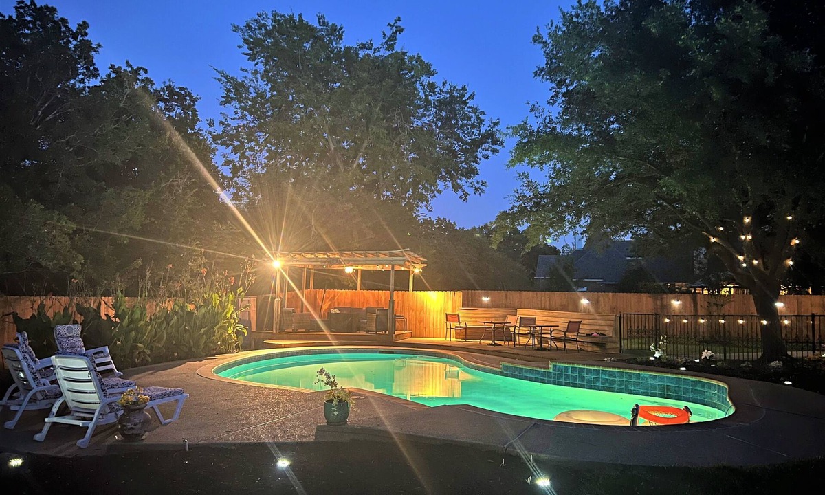 College Station House | Backyard Oasis with Private Pool, SPA and Putting Green only 2 Miles from TAMU!