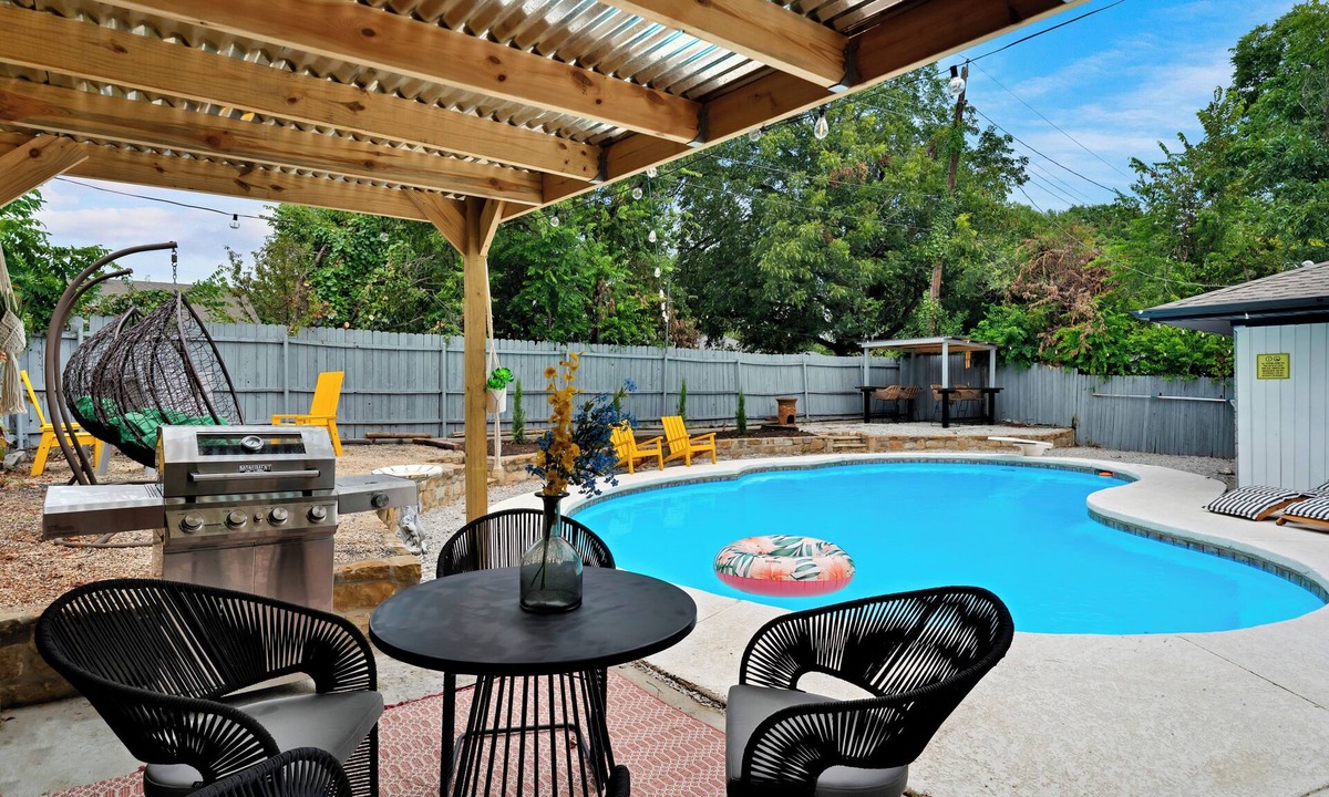 Euless House | Backyard Oasis with Private Pool & Outdoor Lounge Area