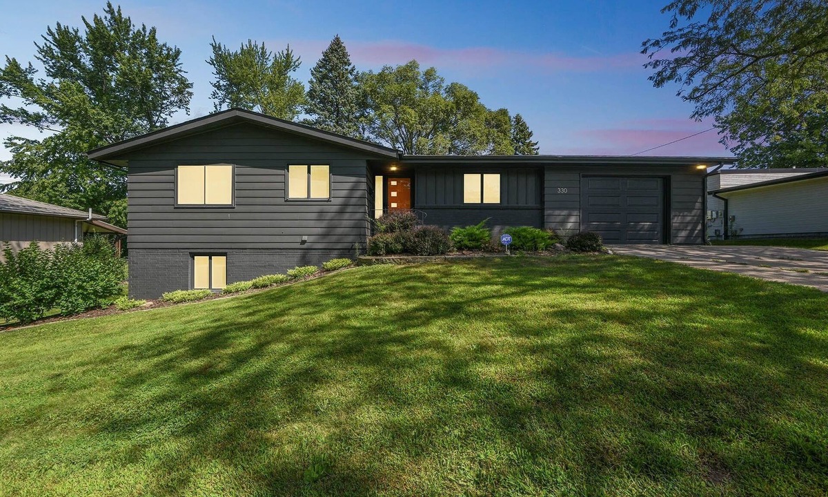 University Heights House | Backyard on Melrose - Walk to Kinnick & Hospital