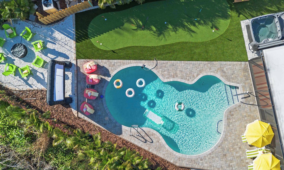 Palma Sola House | Backyard Paradise Sleeps 14 Arcade Games Spa