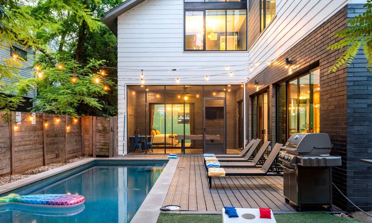 East Cesar Chavez House | Backyard Pool Oasis Rainey St 6 min walk