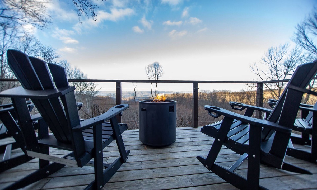 Beech Mountain Ski Chalet | Backyard trail access- AC- Hot tub - EV Charging