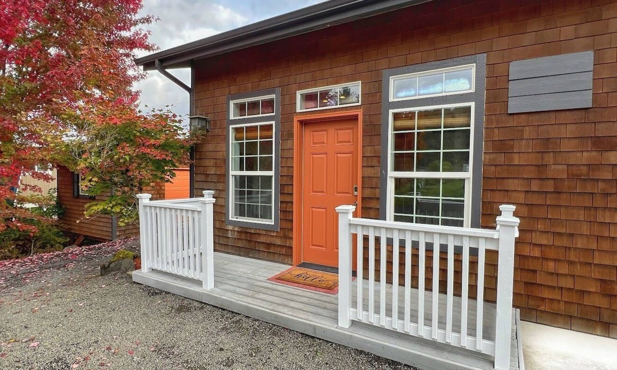 Mossyrock House | Backyard with hot tub and fire pit!