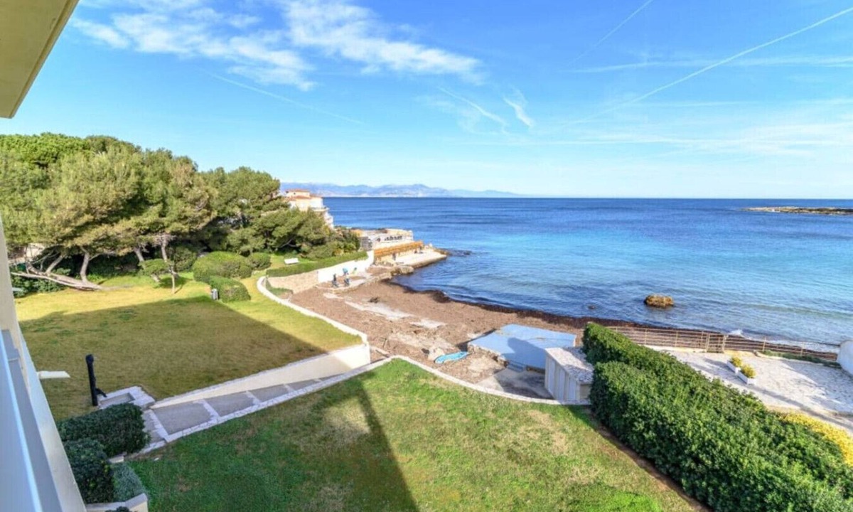 Cap-d'Antibes Apartment | Bagatelle apartment with a private beach