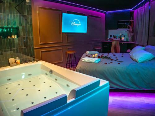 La Roche-sur-Yon Apartment | Bahia Suite - Balneo Privé - Hypercentre
