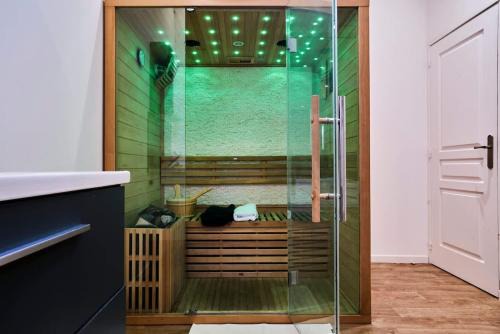 Tourcoing Hotel | Baignoire Blaneo & Sauna 10 minutes de la gare