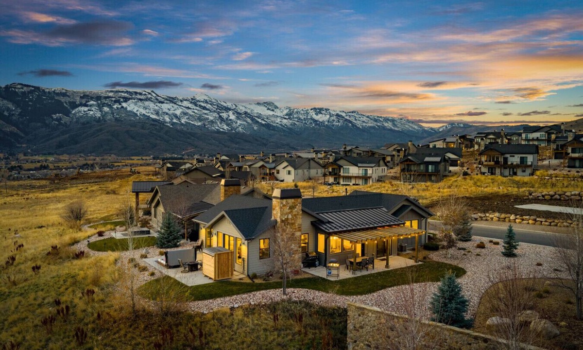 Wolf Creek House | Bailey Lane Retreat | Powder MTN/Nordic + Hot Tub, Sauna & Game Room!