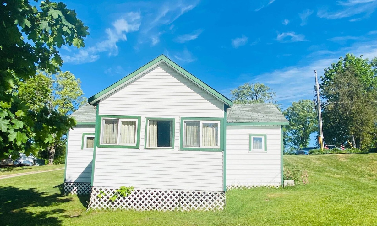 Centre Hastings Cabin | Bailey's Cottages (#4) Housekeeping cottage