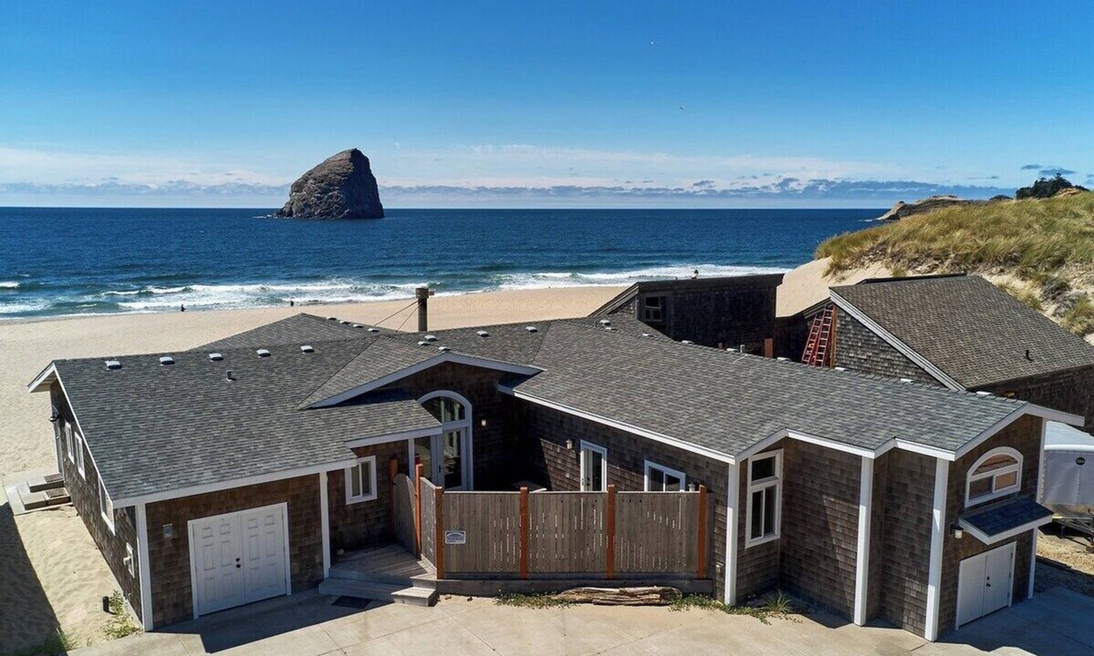 Kiwanda Shores House | Bailey's Place-lux modern beachfront. Single level.