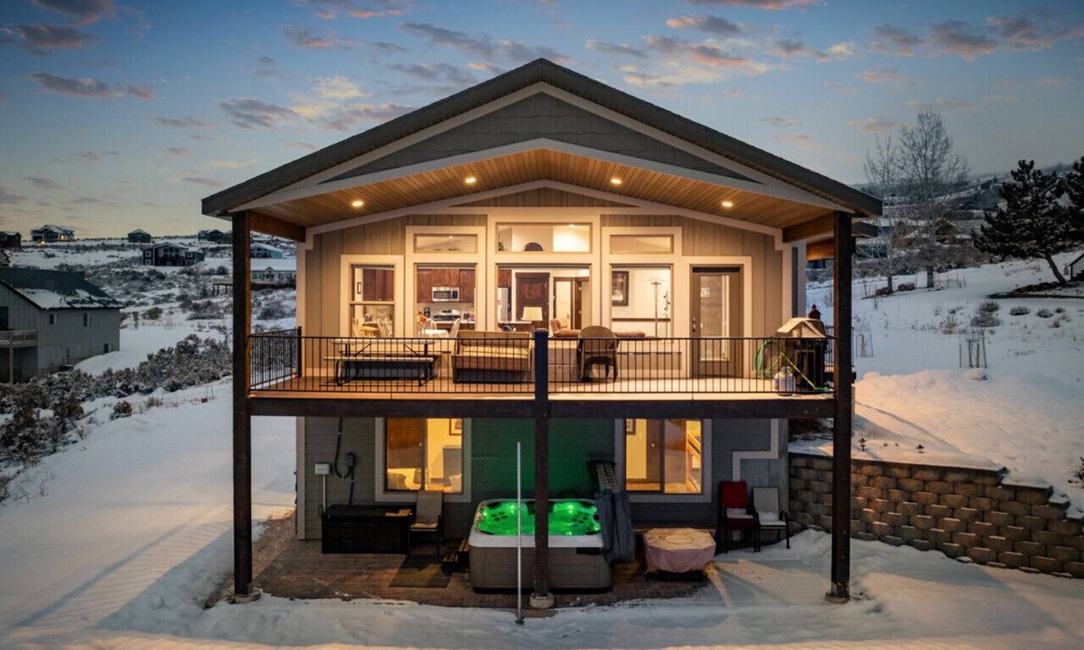 Sweetwater House | Baileys Bungalow | Hot Tub, Fire Pit & Views!