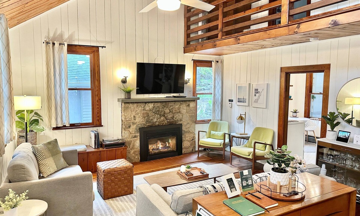 Baileys Harbor Cottage | Baileys Harbor - 4BR Fire Pit Coffee Bar - Sleeps 8